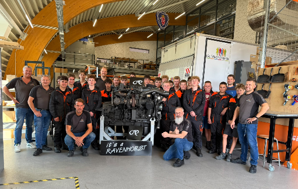 Een vrachtwagenmotor in de klas brengt de praktijk dichterbij